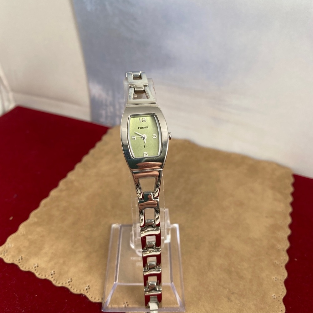 Fossil F2 Vintage Watch Metallic Lime Green Face Silver tone bracelet - Picture 4 of 8
